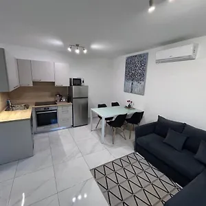 Apartman Ivaana, Banjol